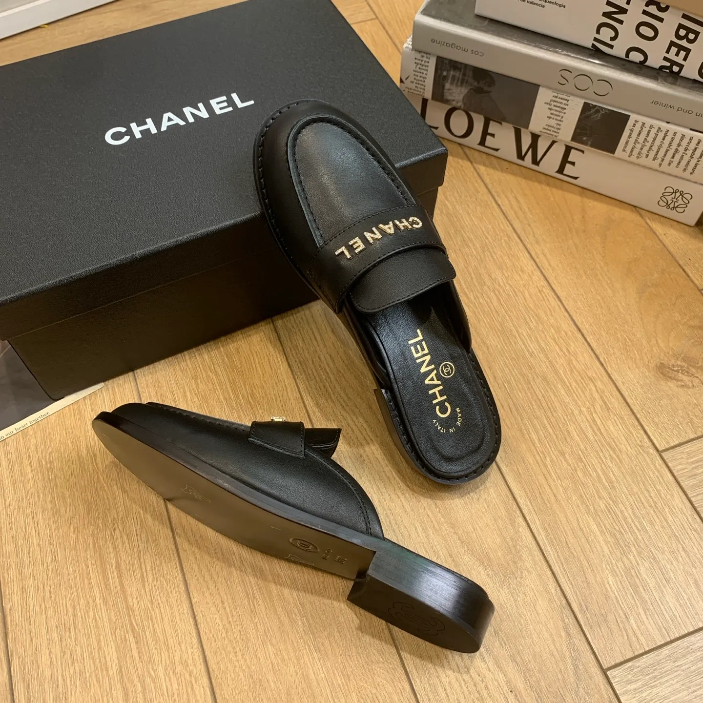 👟👟Ex-factory price 600👟👟 🍀2025 spring and summer new Chanel Chanel small diamond buckle monogram Loaf lazy half-slippers, which can be worn all year round. No matter when you wear them, they are very high-end and durable. You can attract attention when shopping on the street! Easily travel between commuting and leisure occasions, becoming a carefree fashionable and elegant woman ~ Upper: cowhide/butter Lining: lambskin Sole: Italian genuine leather outsole Size: 35-39 (40/41 customized, non-refundable and non-exchangeable
